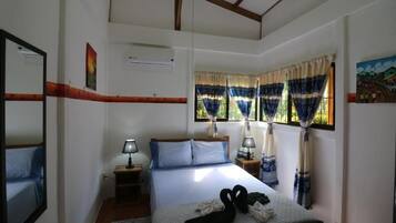 Villa, vistas al jardín | Caja fuerte, cortinas opacas, wifi gratis