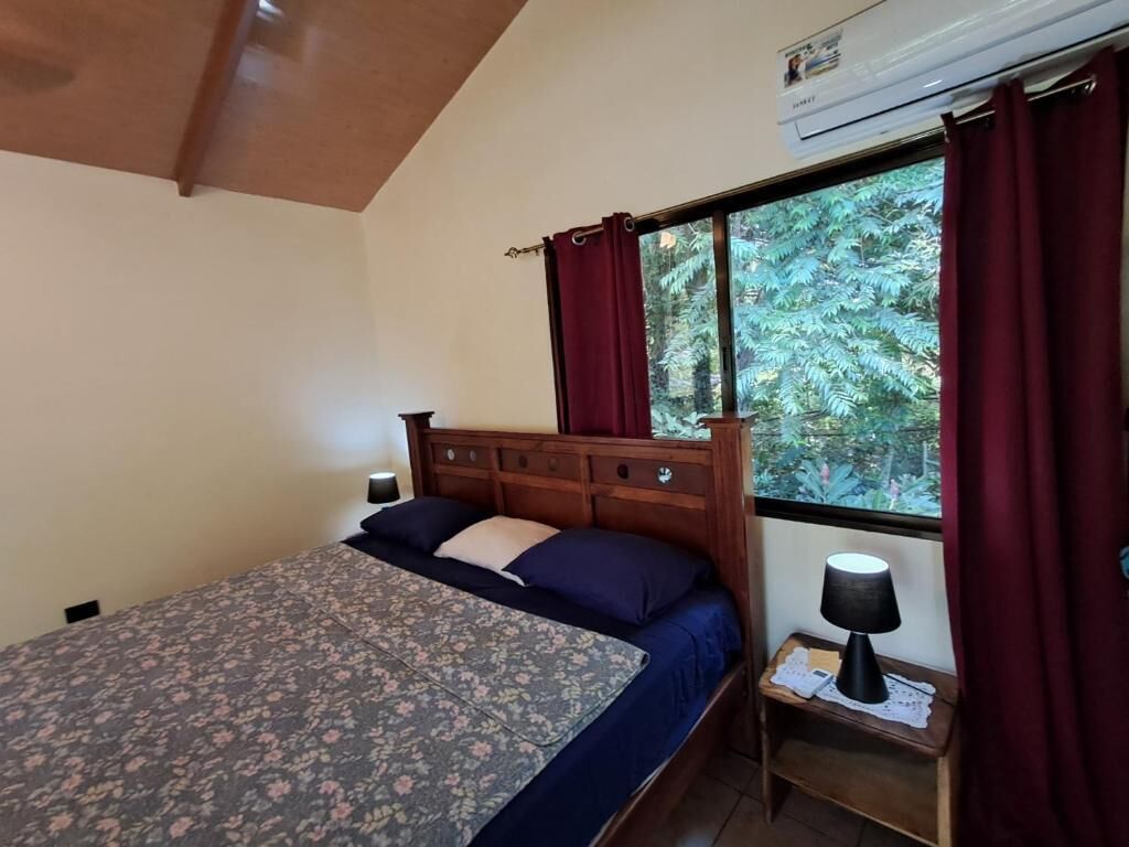 Quarto superluxo, sacada, vista para o jardim | Cofres nos quartos, cortinas blackout, Wi-Fi de cortesia