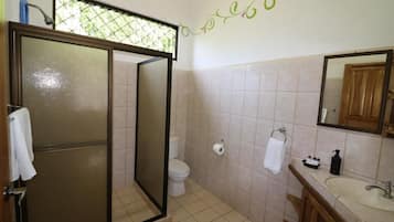 Villa Deluxe, vista al jardín | Baño | Toallas