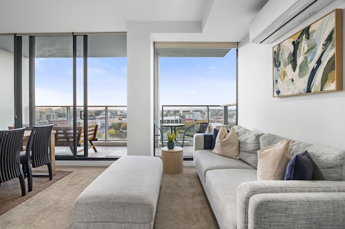 Poolside 2-bed Apartment in South Yarra
