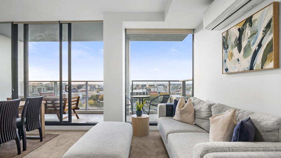 Poolside 2-bed Apartment in South Yarra