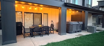 The Retreat @ Mountain Green! 3-Bedroom/2.5 bath Townhome With Private Hot Tub!