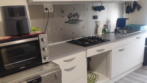 Keittiössä on sisäänrakennettu uuni, liesi ja mikroaaltouuni.