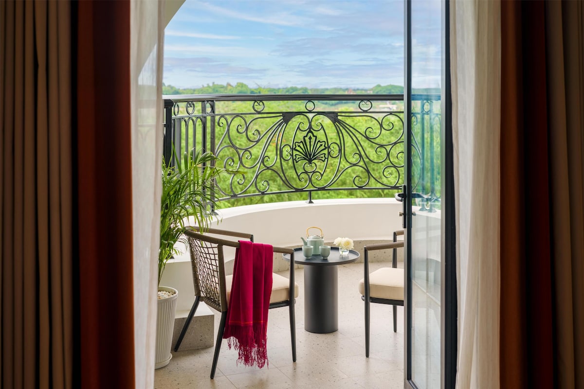 Suite (Avani) | Minibar, in-room safe, laptop workspace, blackout drapes