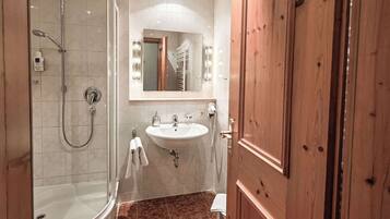 Dusche, Haartrockner, Shampoo