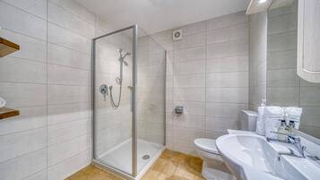 Shower, hair dryer, towels