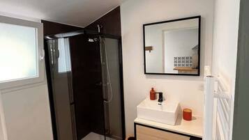 Chuveiro, secador de cabelo, shampoo