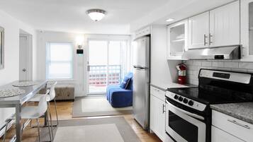 Fridge, oven, stovetop, cookware/dishes/utensils