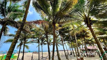 Di pantai, pasir putih