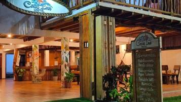 Quadruple Room, Partial Sea View | Bahagian dalam