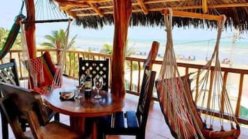 Quadruple Room, Partial Sea View | Ruang tamu