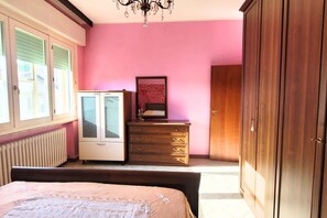 A bedroom with a bed, a dresser, a mirror, and a wardrobe. - CN047 - Cesenatico, spacious four-room apartment with veranda (Cesenatico)