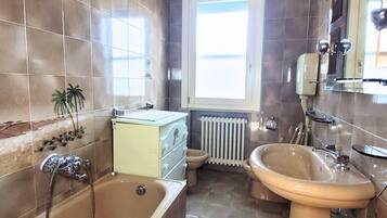 Dusche, Bidet, Handtücher