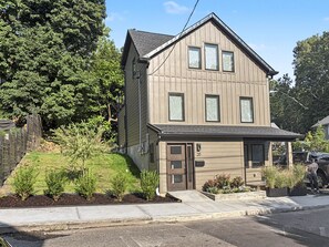 Exterior - Private Terrace + Mt Beacon Views + Near Roundhouse (Beacon)