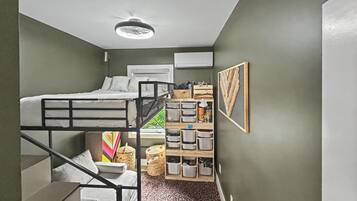 3 habitaciones, tabla de planchar con plancha, wifi y ropa de cama