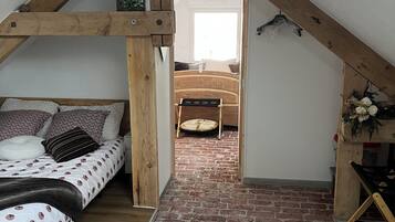 3 habitaciones, tabla de planchar con plancha, internet y ropa de cama