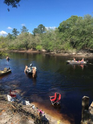 Une scène de rivière avec des bateaux et des personnes.