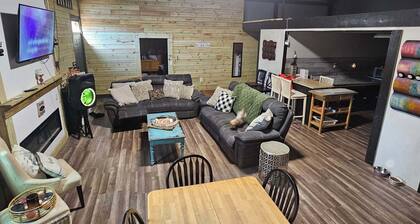 1 K, 5Q, + sleeps 14. Industrial Farmhouse near River, Swamp, or 45 min to Beach
