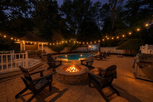 Backyard Resort, Pool, Arcade & Fire Pit