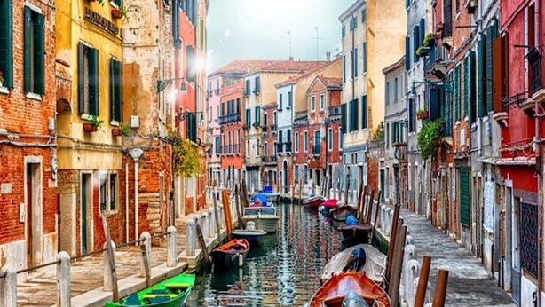 A narrow waterway flanked by buildings with balconies and windows, suggesting a canal-side location. - Elegant Castello Retreat with Terrace Near Biennale & San Marco (Venezia)