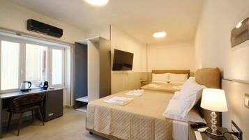 Standard Quadruple Room | In-room safe, laptop workspace, blackout curtains, soundproofing