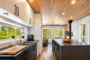 Coffee/tea maker, fridge, microwave, oven - Nature Immersion & Lakeside | Le Randonneur (La Minerve)