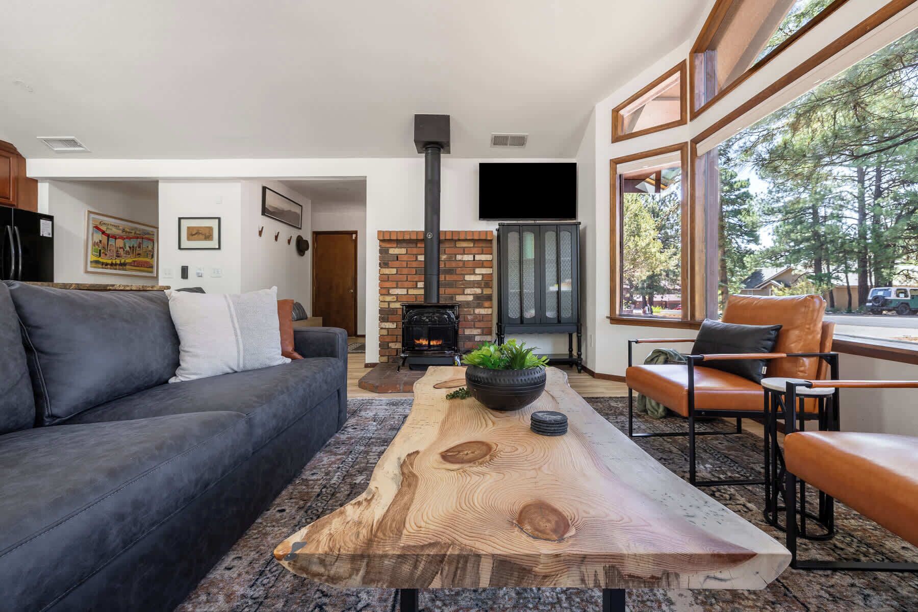 TV, fireplace