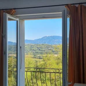 A room with a large window overlooking a mountainous landscape. - Apartment 'La Roseraie Des Côtes' with Private Pool, Private Garden and Wi-Fi (Vinsobres)