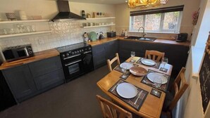 Unclassified image, 3 of 18, button - Copper Cottage – Charming Central Devizes Retreat with Secluded Garden (Devizes)