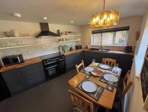 Private kitchen - Copper Cottage – Charming Central Devizes Retreat with Secluded Garden (Devizes)