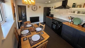 Unclassified image, 5 of 18, button - Copper Cottage – Charming Central Devizes Retreat with Secluded Garden (Devizes)