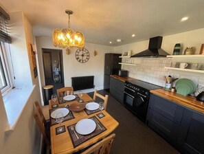 Private kitchen - Copper Cottage – Charming Central Devizes Retreat with Secluded Garden (Devizes)