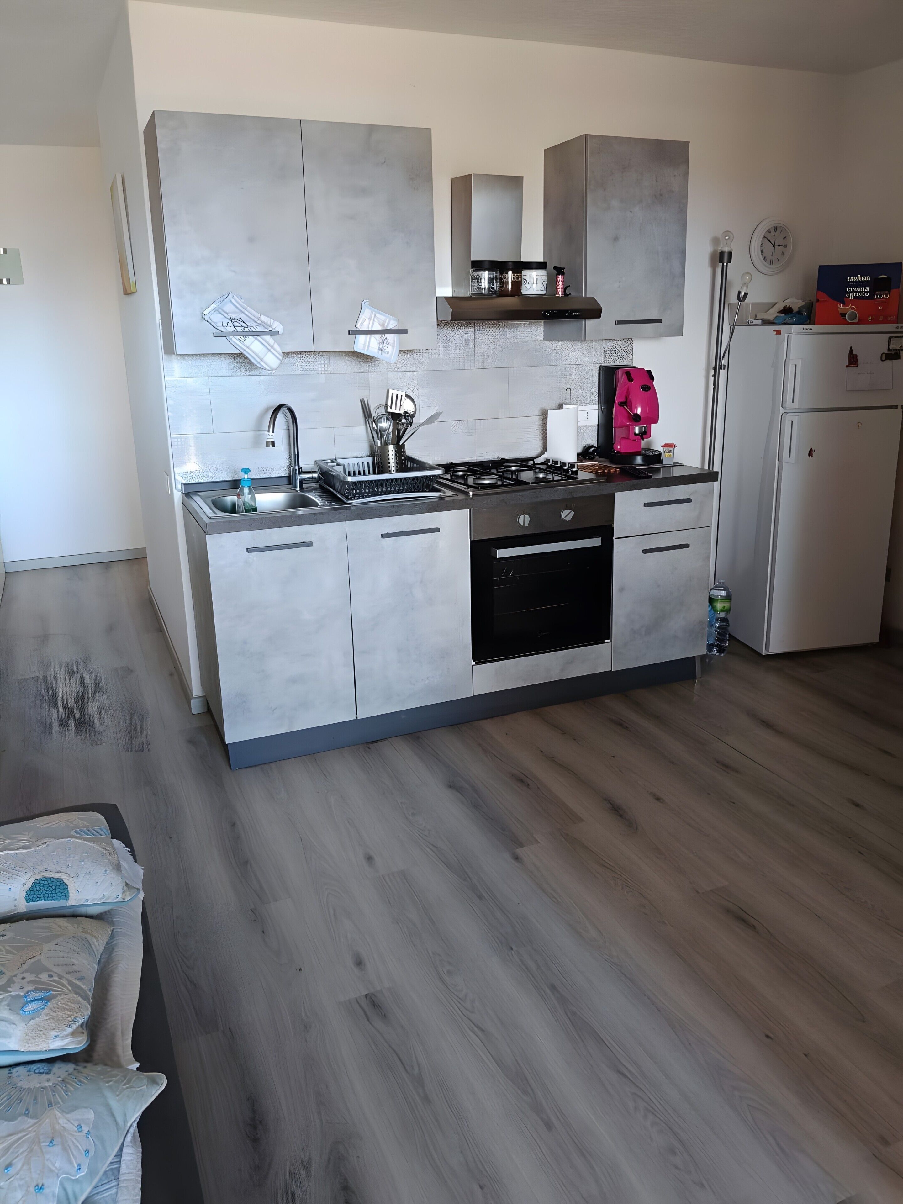 Een koelkast, een oven, een kookplaat, een koffiezetapparaat/waterkoker