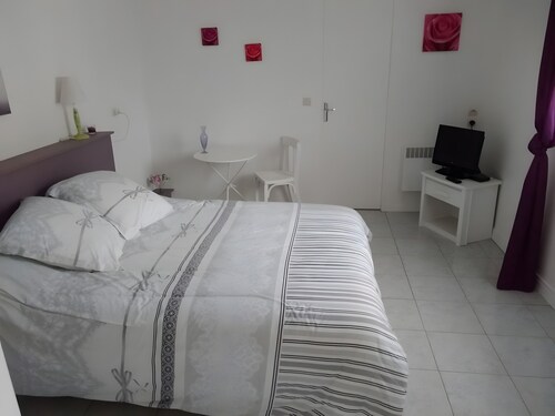 Chambre d’hôtes « Le Four à Pains - Chambre Charlotte » avec terrasse, jardin et Wi-Fi