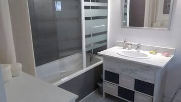 Een douche, een haardroger, handdoeken
