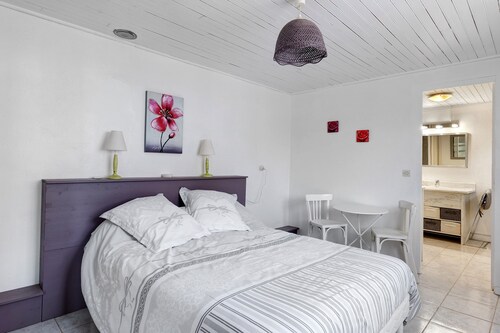 Guest Room “Le Four à Pains - Charlotte” with Terrace, Garden and Wi-Fi