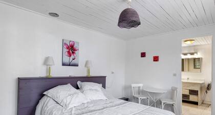 Guest Room “Le Four à Pains - Charlotte” with Terrace, Garden and Wi-Fi