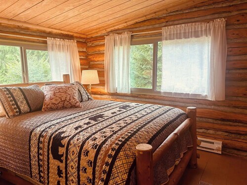 Historic 1896 Cabin Retreat on 70-Acre Private Forest