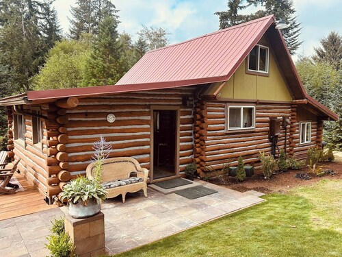 Historic 1896 Cabin Retreat on 70-Acre Private Forest