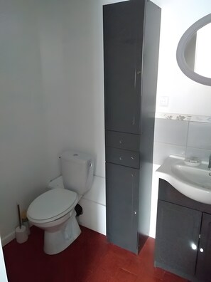 Bathroom - Guest Room 'Four À Pains - Marie Louise' with Shared Terrace, Garden, and Wi-Fi (Augy-sur-Aubois)