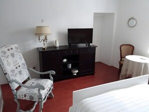 Room - Guest Room 'Four À Pains - Marie Louise' with Shared Terrace, Garden, and Wi-Fi (Augy-sur-Aubois)