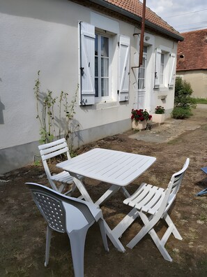 Outdoor dining - Guest Room 'Four À Pains - Marie Louise' with Shared Terrace, Garden, and Wi-Fi (Augy-sur-Aubois)