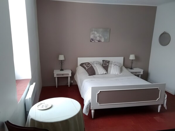 Room - Guest Room 'Four À Pains - Marie Louise' with Shared Terrace, Garden, and Wi-Fi (Augy-sur-Aubois)