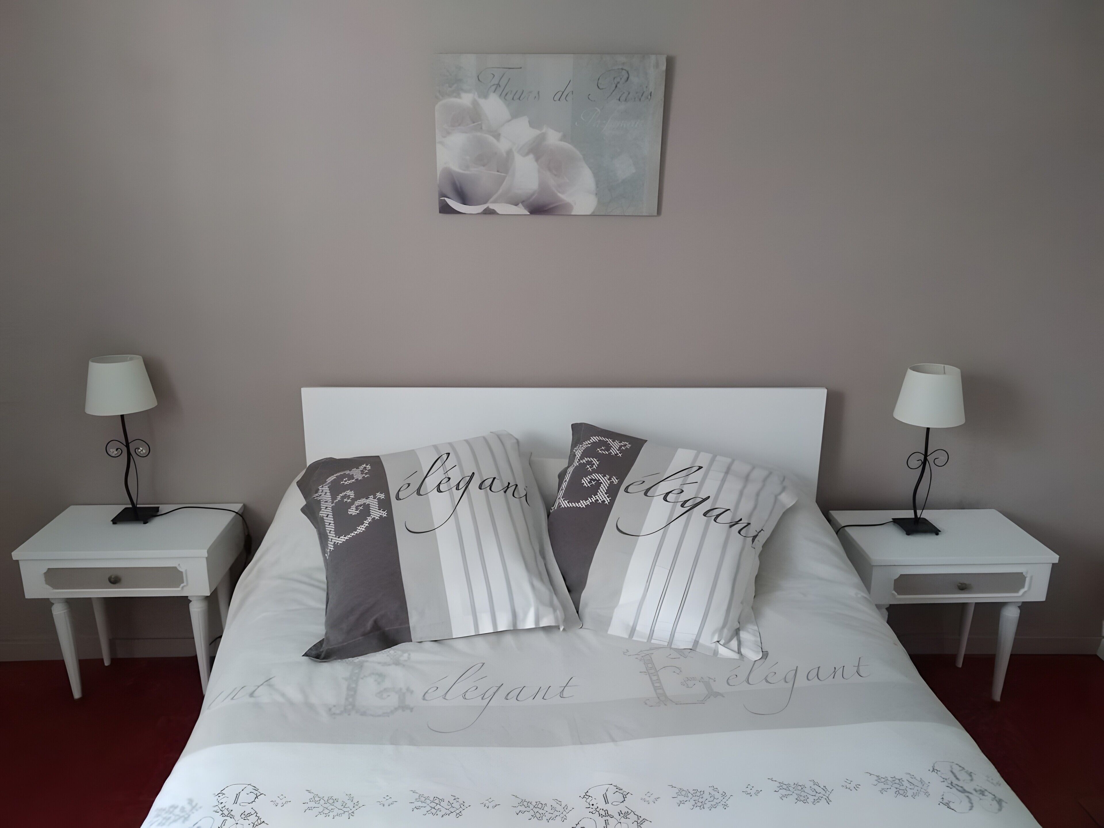 Een strijkplank/strijkijzer, wifi, beddengoed