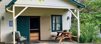 Charming Jacksonville Studio with AC • Easy Walk to Town & Britt Festival