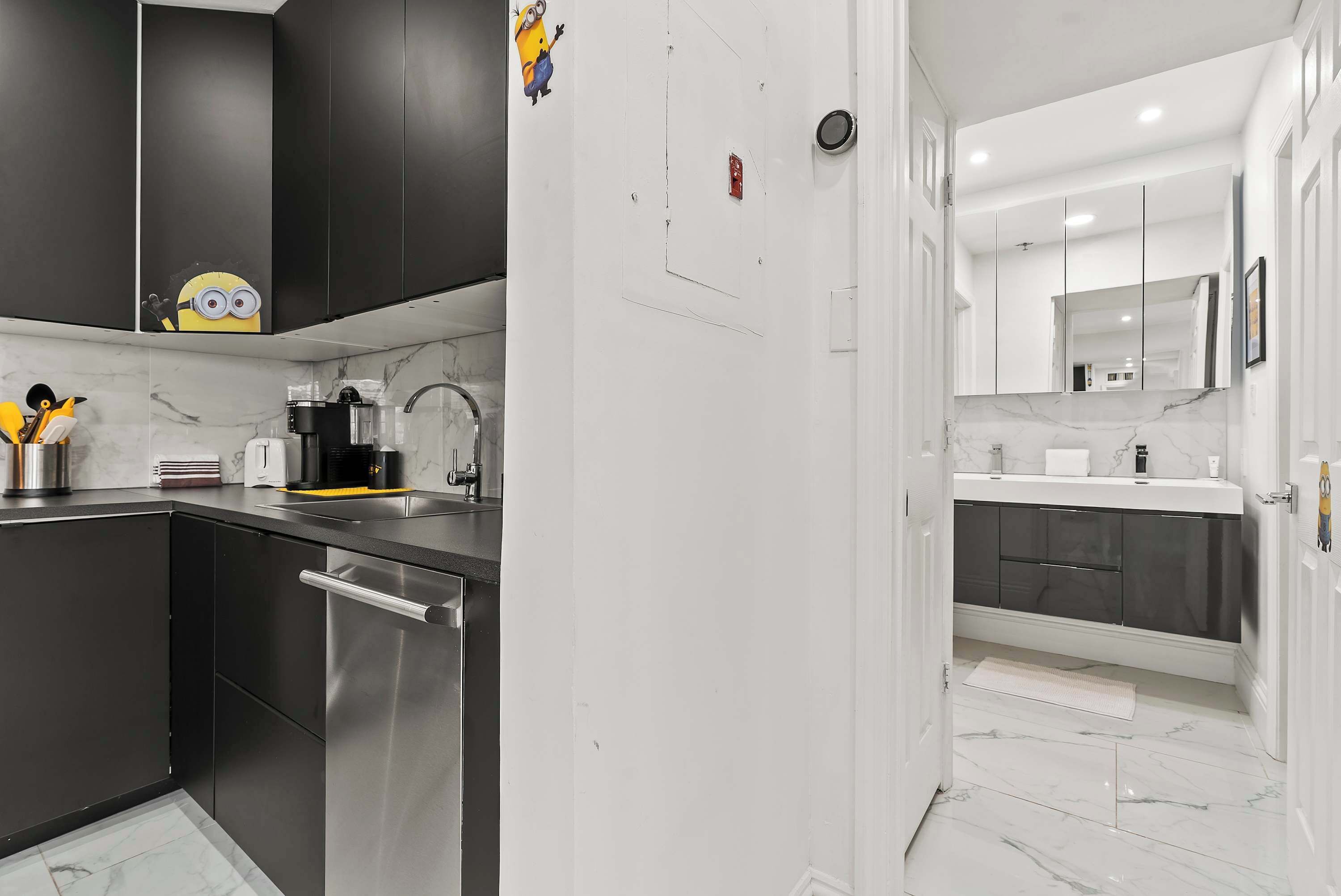 Refrigerador, microondas y cafetera y tetera 