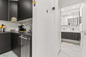 Refrigerador, microondas y cafetera y tetera 