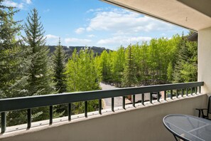 A balcony with a view of a forest and mountains. - Borders Lodge U308 3BD Beaver Creek Ski-in, Ski-out Condo (Avon)