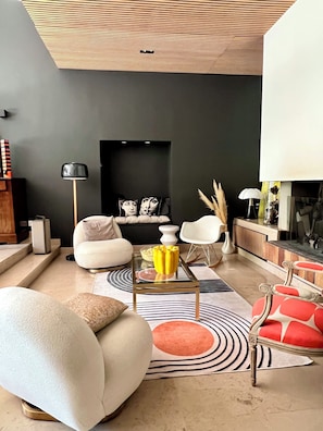 Un salon moderne avec un canapé, une table basse et des objets de décoration.