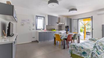 Refrigerador, microondas, horno, placa de cocina